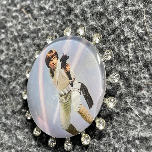 Luke Skywalker Diamond Rhinestone Framed Brooch - Picture 3 of 5